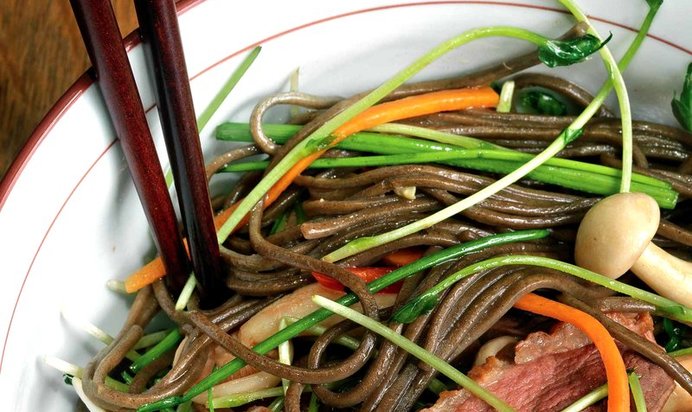 Гречневая лапша с овощами, уткой и древесными грибами