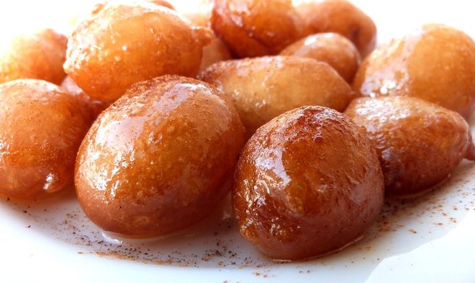 Сладкие пончики лукумадес (локма) в сиропе