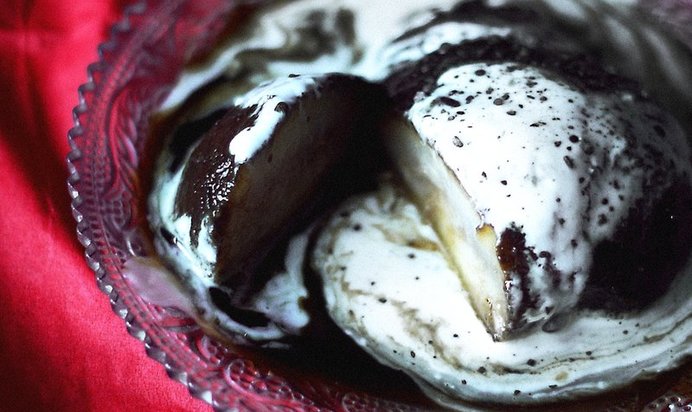 Вареные груши с кофейным сиропом и сливками