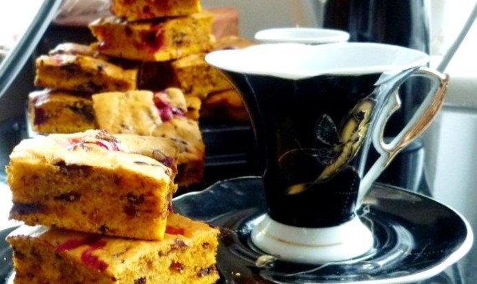 Кекс с клюквой, тыквой и шоколадом