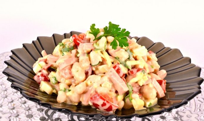 Салат из отварной фасоли с колбасой, помидорами и сыром