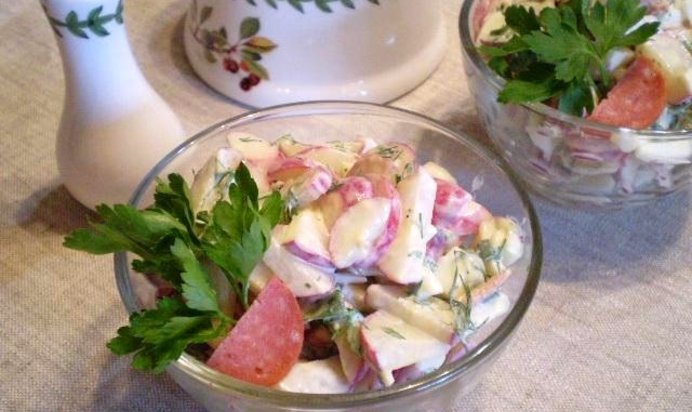 Салат из редиса и копченой колбаски
