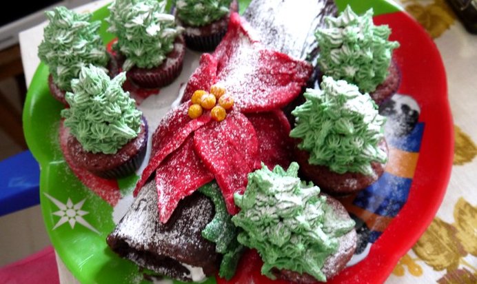 Рождественское полено и кексы-елочки