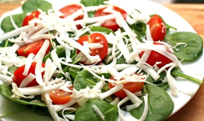 Салат со шпинатом и помидорами черри