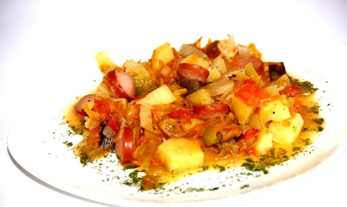 Овощное рагу с сосисками