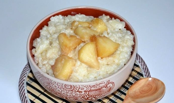 Молочная рисовая каша с карамелизированными яблоками
