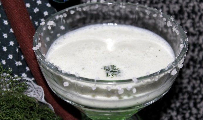 Кефирный напиток с огурцом, укропом и чесноком