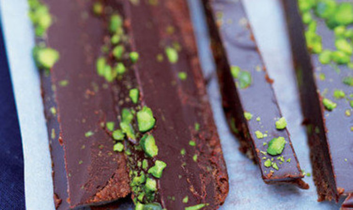 Шоколадный торт с фисташками