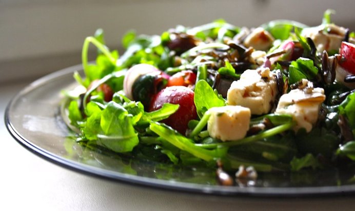 Салат с черешней и диким рисом