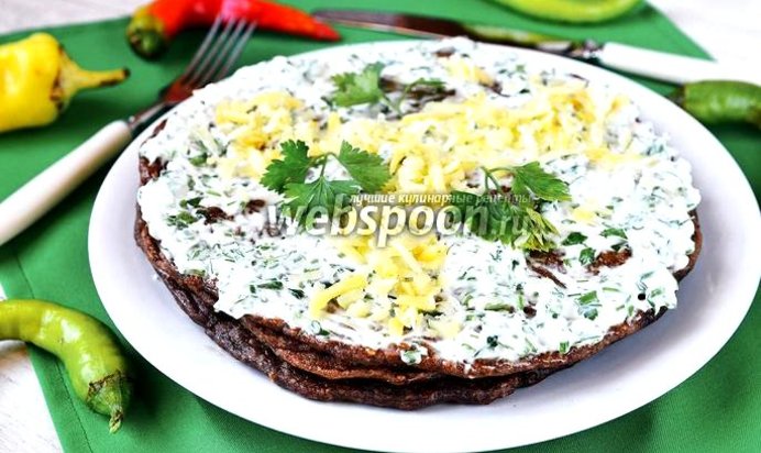 Печёночный торт с кунжутными семечками и зеленью