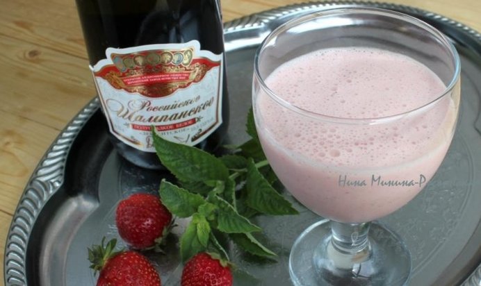 Коктейль с клубникой и мятой