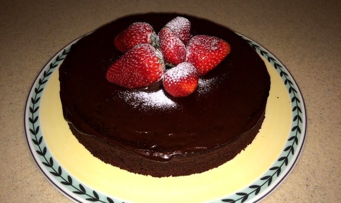 Шоколадный торт с клубникой