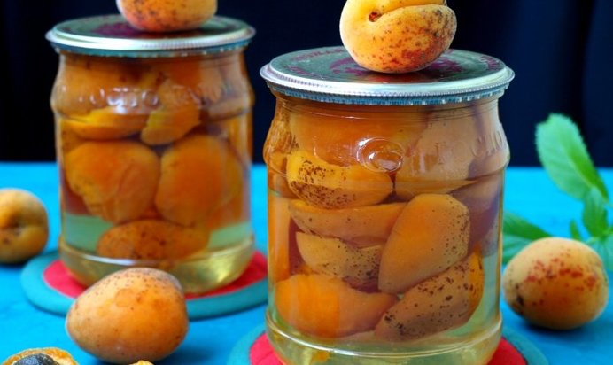Консервированные абрикосы в сиропе