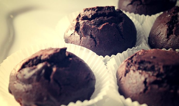 Нежные шоколадные маффины с влажной серединкой