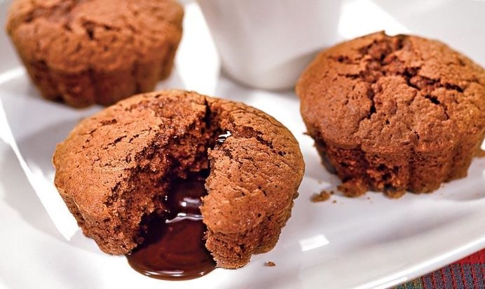 Шоколадные кексы с малиновым соусом