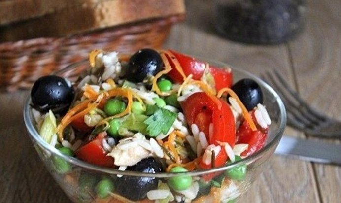 Теплый салат из риса Актавика mix и копченой рыбы