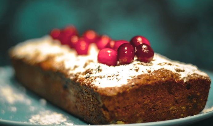 Шоколадный кекс с клюквой
