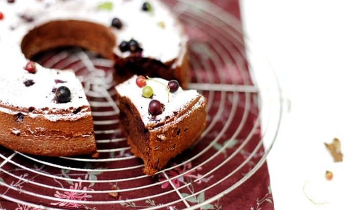 Шоколадный кекс со смородиной