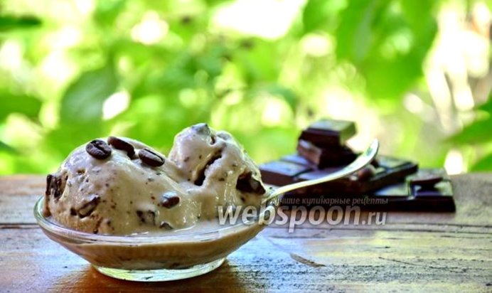 Кофейное мороженое с халвой и шоколадными каплями
