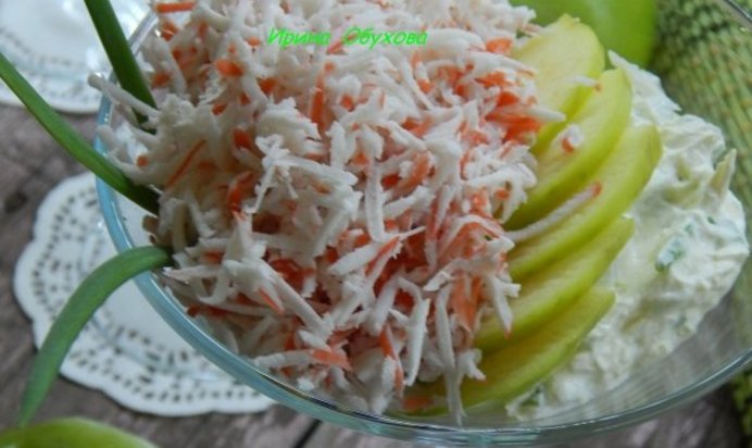 Салат с крабовыми палочками и яблоком