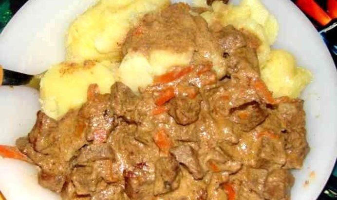 Гуляш из говядины со сметаной