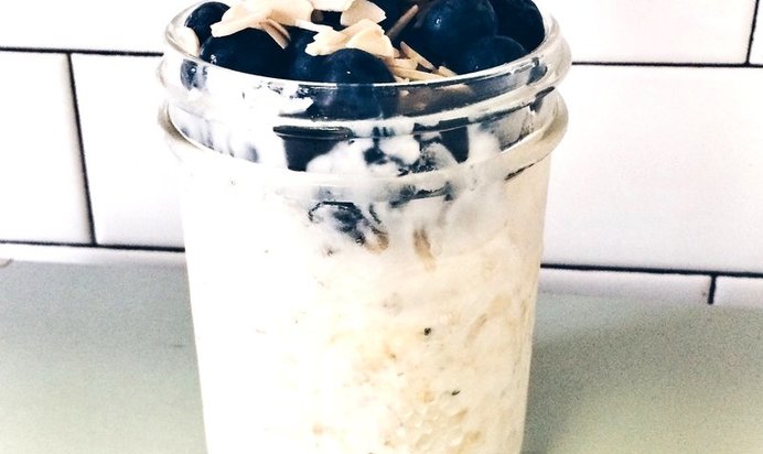 Сырая овсяная каша с ягодами и миндалем