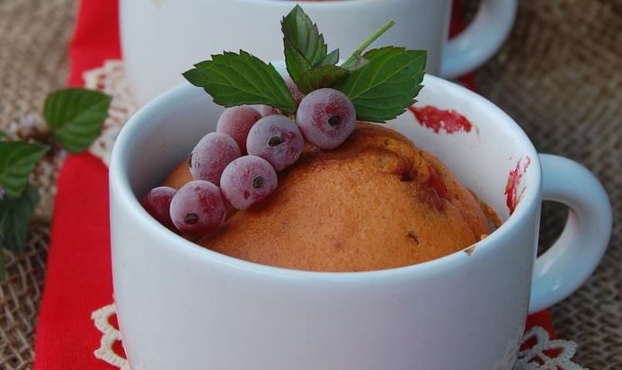 Пряные томатные кексы с красной смородиной