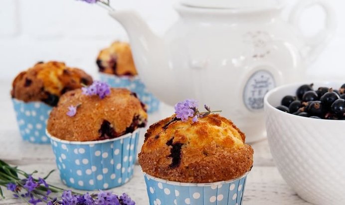 Маффины с черной смородиной и лавандой