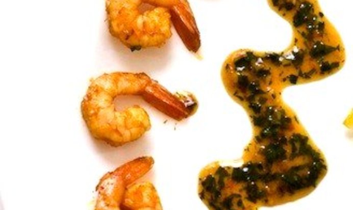 Креветочный коктейль с соусом из манго и базилика