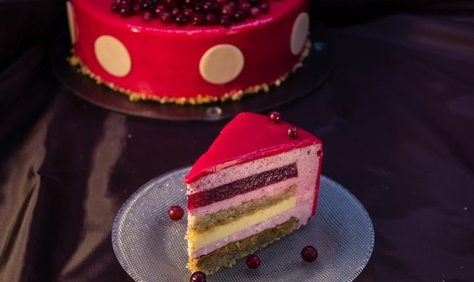 Торт-мусс с клюквой и пралине