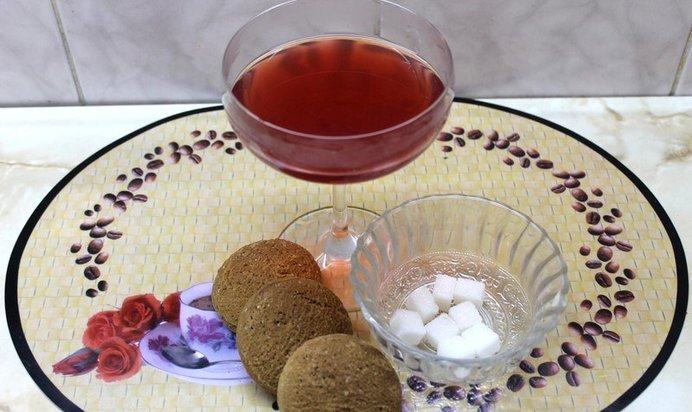 Компот из вишни клубники с яблоками и мятой