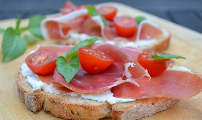 Брускетта с рикоттой, пармской ветчиной и помидорами черри