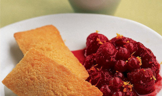 Миндальные кексики и жареные ягоды