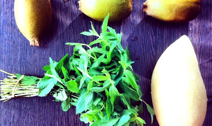 Коктейль из киви и манго с мятой