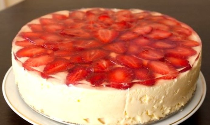 Бисквитный торт с клубникой