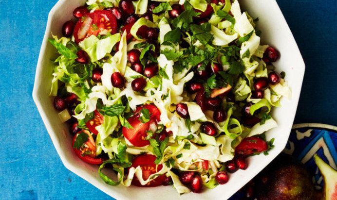Салат с капустой, помидорами и гранатом