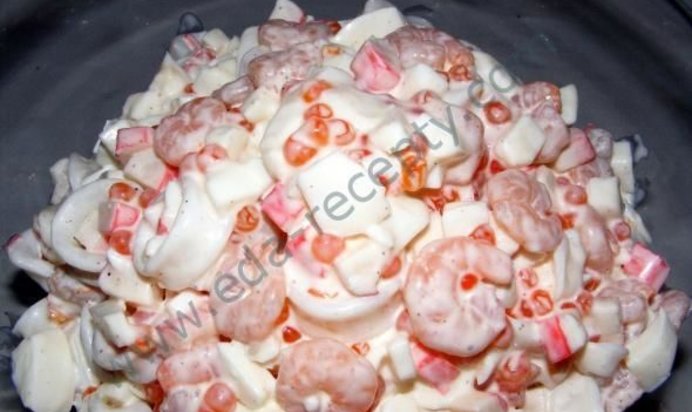 Салат с красной икрой и шампиньонами