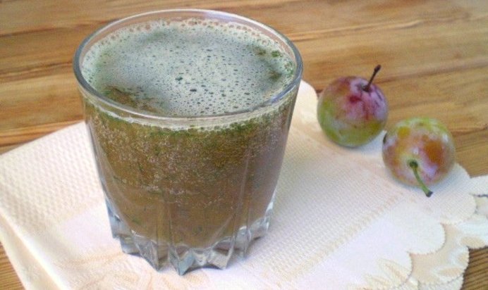 Зеленый коктейль со сливой
