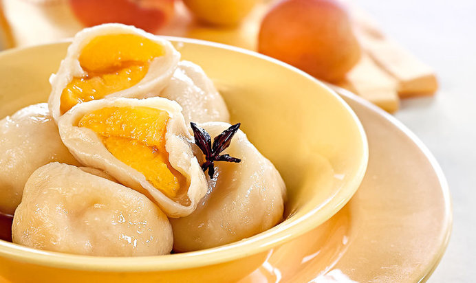Кнедлики с абрикосами и пряным сиропом