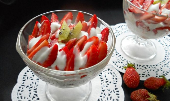 Десерт с клубникой и зефиром