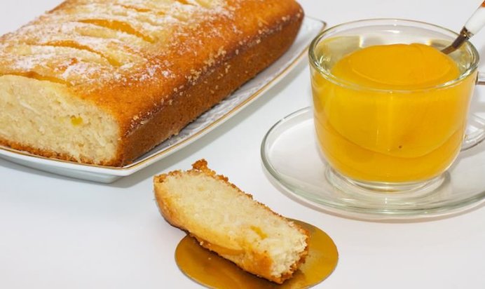 Постный кекс-манник с кокосом и персиками