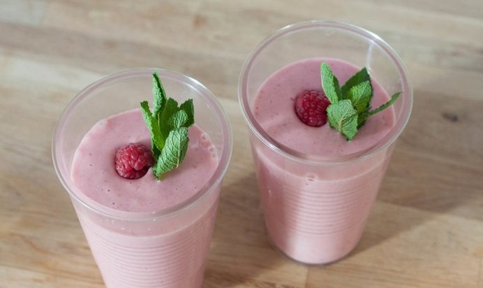 Кефир с малиной