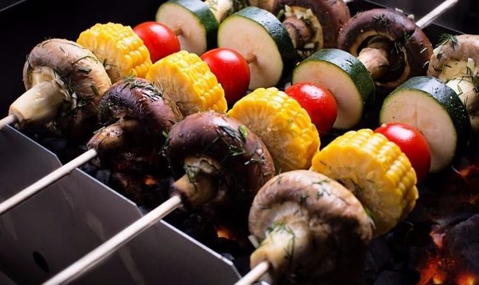 Шашлык из овощей на мангале