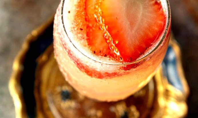 Коктейль из просекко с клубникой