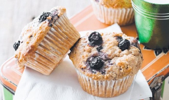 Банановые маффины с ягодами