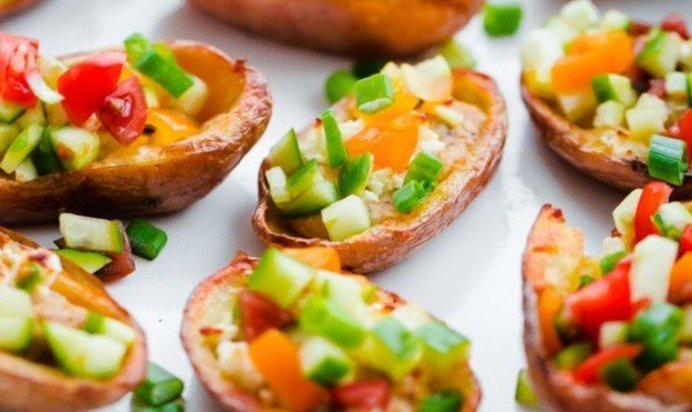 Запеченный картофель, фаршированный хумусом, фетой и овощами