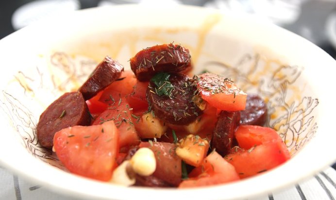 Салат с чоризо по‑андалусски