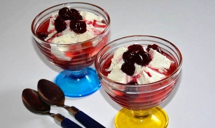 Десерт с киселем и мороженым