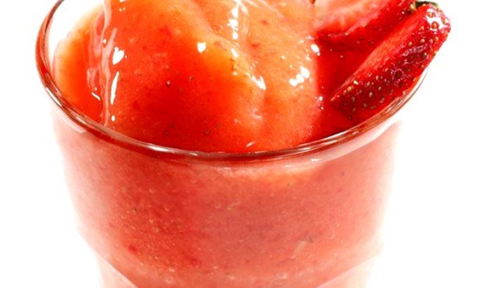 Коктейль из манго и клубники