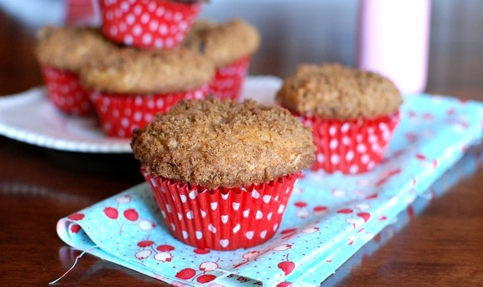 Лавандовые маффины с ежевикой и персиками